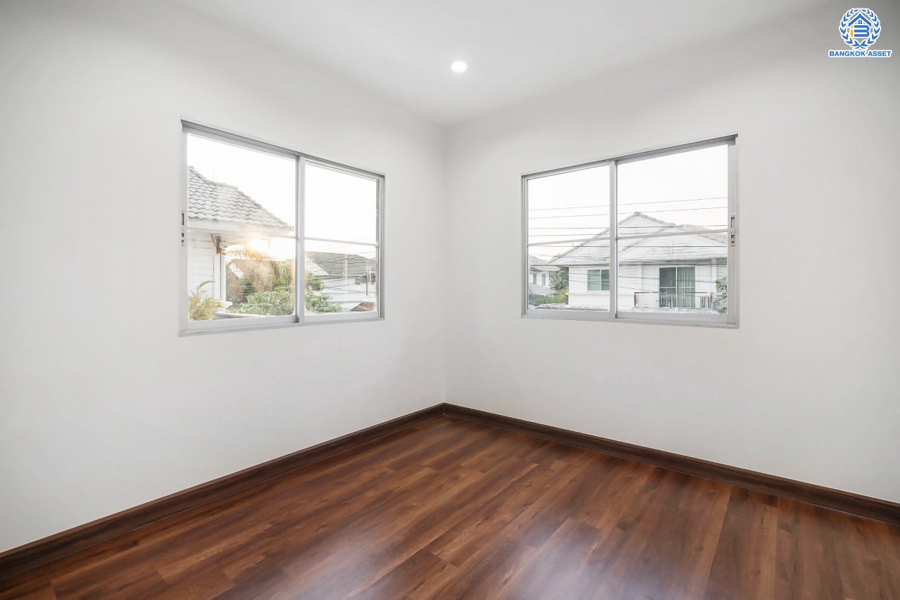 บ้านมือสองตกแต่งใหม่ โครงการ พฤกษ์ลดา ติวานนท์-ราชพฤกษ์ แบรนด์ L&H เนื้อที่ 55.50 ตร.ว. ฟังก์ชัน 3 ห้องนอน 3 ห้องน้ำ จอดรถได้ 2 คัน บนทำเลติดใหญ่ ถนน 345 ต่อเนื่อง ถ.ราชพฤกษ์ เชื่อมต่อหลายเส้นทาง ใกล้ทางด่วน "ศรีสมาน"